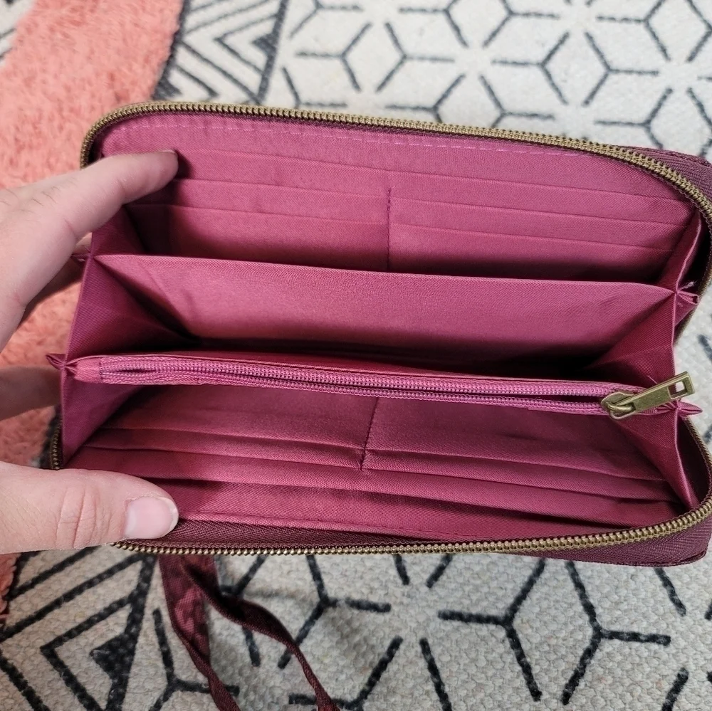 TRAVELON MAROON FLORAL FULL ZIPPER WALLET w WRISTLET